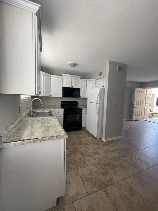 Foto del edificio - ONE MONTH RENT FREE!! ADORABLE 2BDRM 2BATH RECENTLY REMODELED MESA APARTMENT!