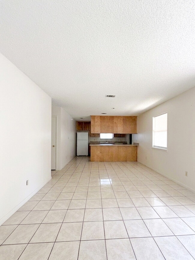 Building Photo - 517 S 61st Ave