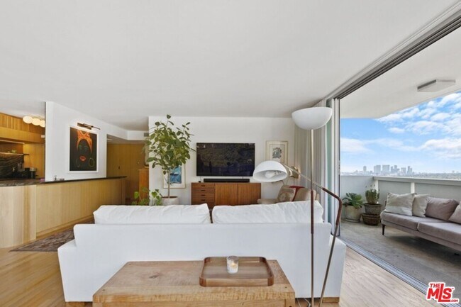 Foto del edificio - 8787 Shoreham Dr