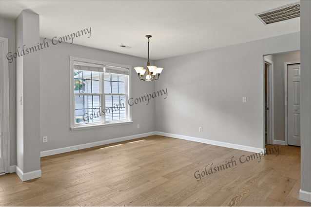 Foto del edificio - "3-Bedroom Retreat with Beautiful Hardwood...