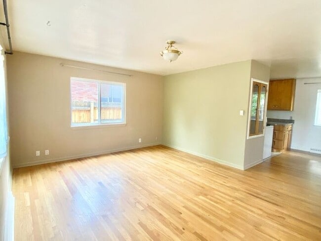 Building Photo - Super Cute 3 Bedroom 1 Bath House For Rent...