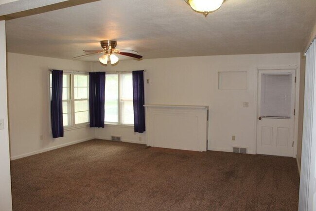 living room - 531 Edgerton Ave