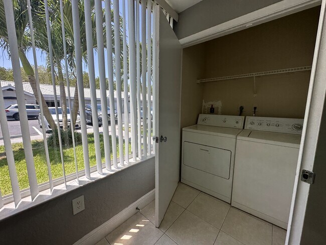Foto del edificio - 2861 N Oakland Forest Dr