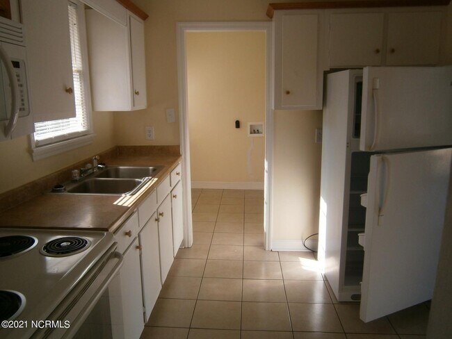 Building Photo - 528 Henderson Dr