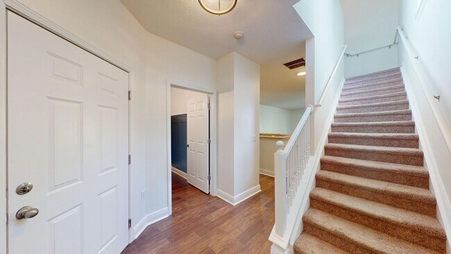Building Photo - Beautiful 3-Bedroom Townhome in the Cottag...