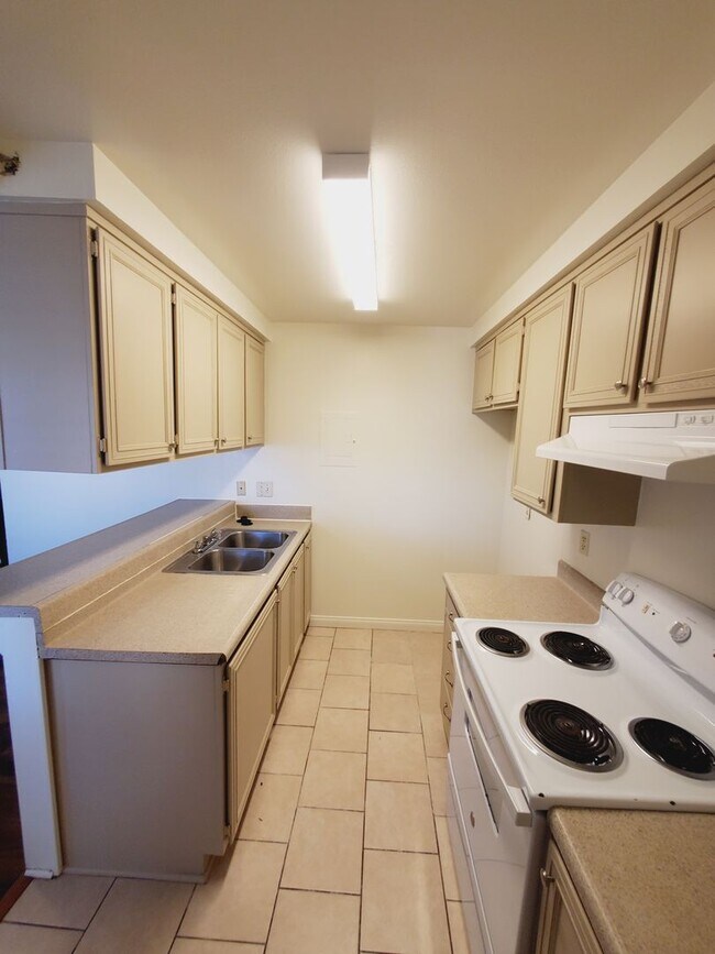 Building Photo - Charming Two Bedroom Manor Condo