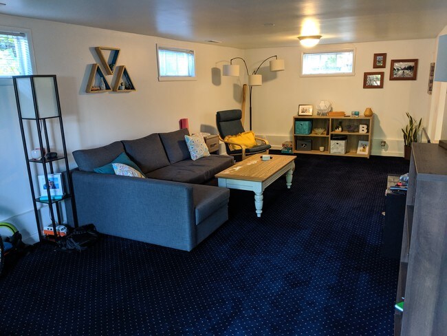 Amplia sala de estar, con abundante luz natural - 10207 3rd Ave S