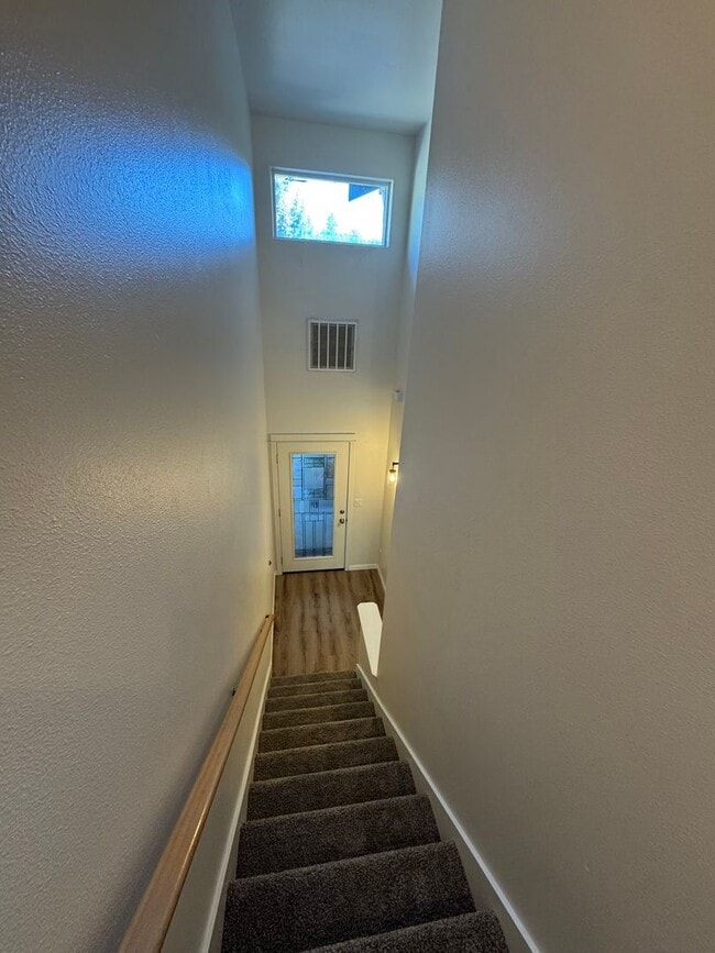 Building Photo - Updated duplex in NW Bend