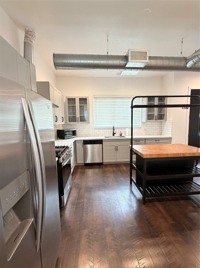 Building Photo - 202 N York St