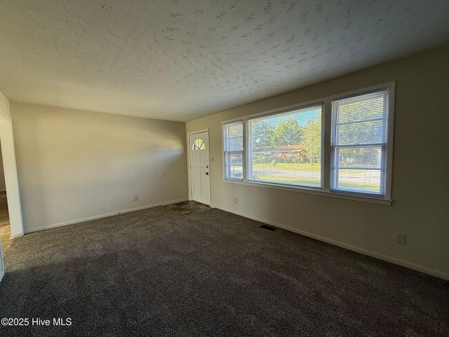 Building Photo - 712 W Pineland Dr