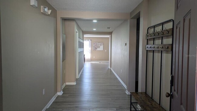 Building Photo - 341 Aster Dr