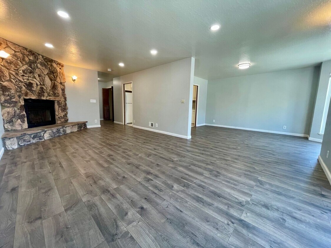 Primary Photo - 538-540 36th Avenue (1104r)
