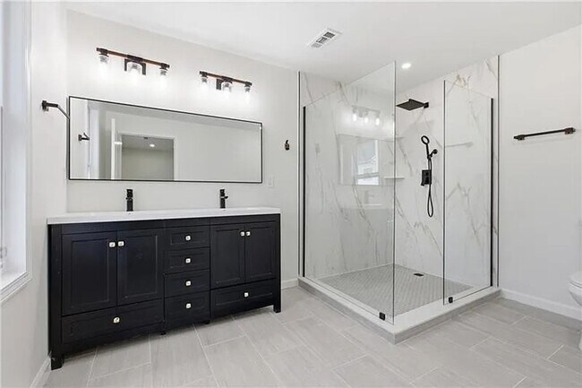 Building Photo - 4 bed 2.5 bath - stunning home, great location, must see.