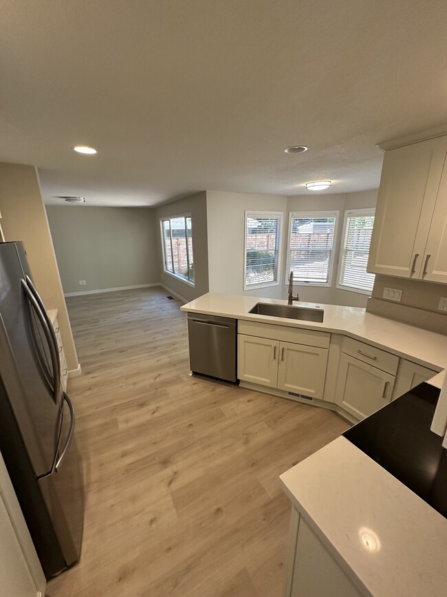 Building Photo - 17635 Hill Way