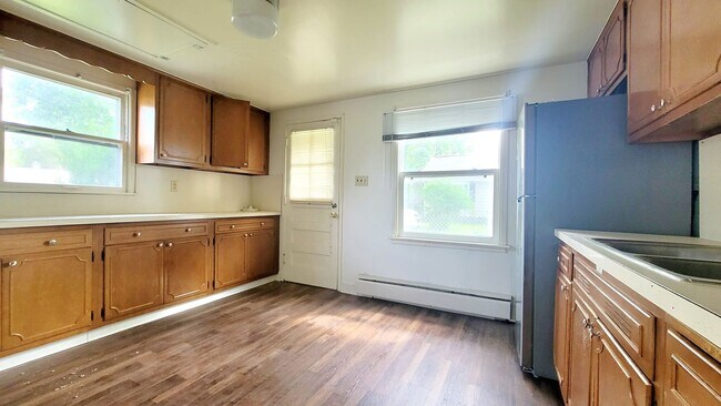 Building Photo - 1516 E. Fox St.