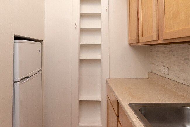 Building Photo - 556 W Arlington Pl