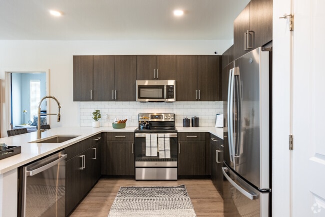 2BR, 2BA -1,015SF - Kitchen - Fieldhouse