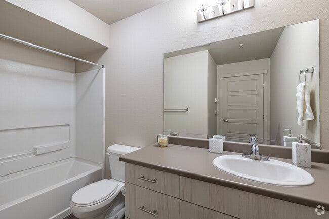 2BR, 2BA - 1045Sf - Primary Bathroom - Pioneer Vista