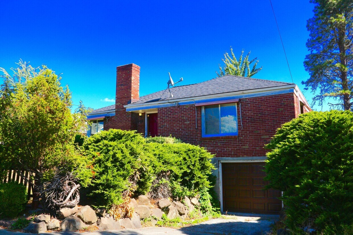 Primary Photo - Cozy Seward Park Home with Large Yard!
