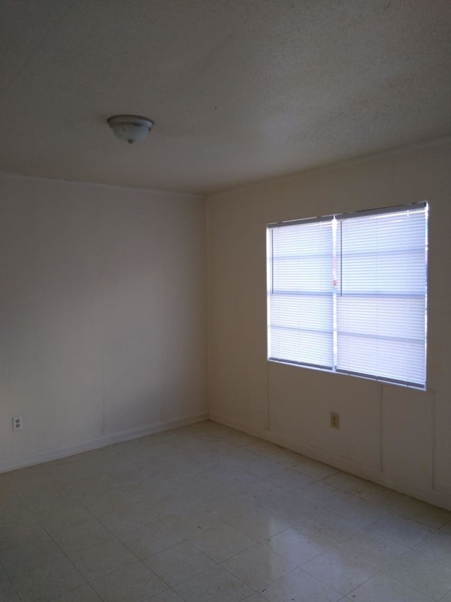 Building Photo - 966 Houck St