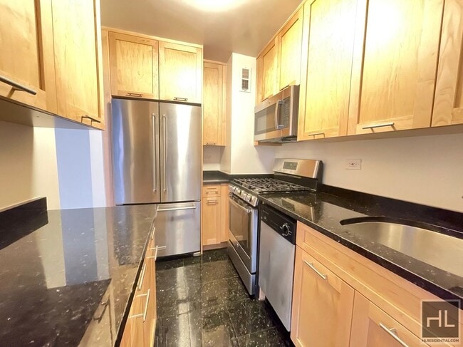 Building Photo - 1 Bedroom Apartment In Yorkville UES! $4,3...
