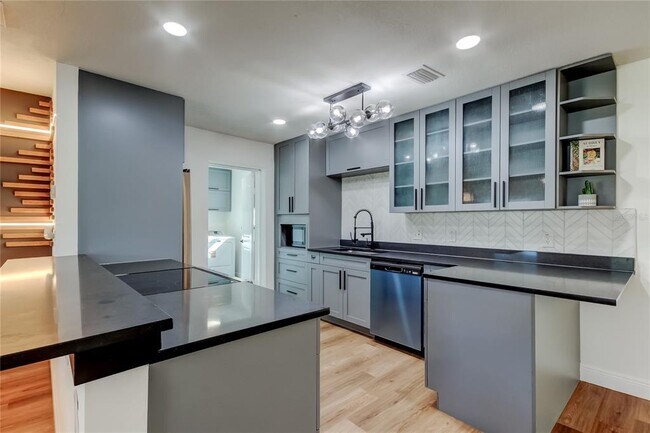 Foto del edificio - 8722 Elmwood Ln