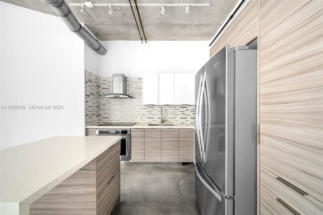 Building Photo - 10 SW South River Dr