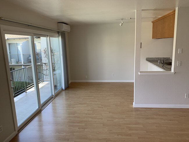 Foto del edificio - 240 Hollis Ave
