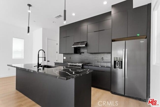 Building Photo - 1525 S Carmelina Ave