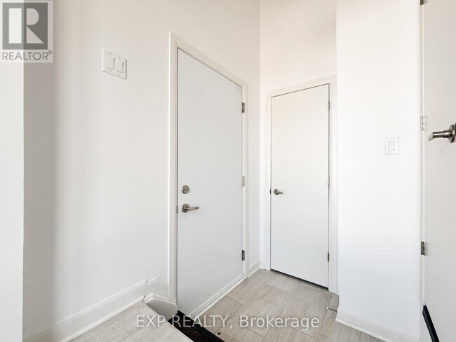 Building Photo - 25 Fair Oaks Crescent