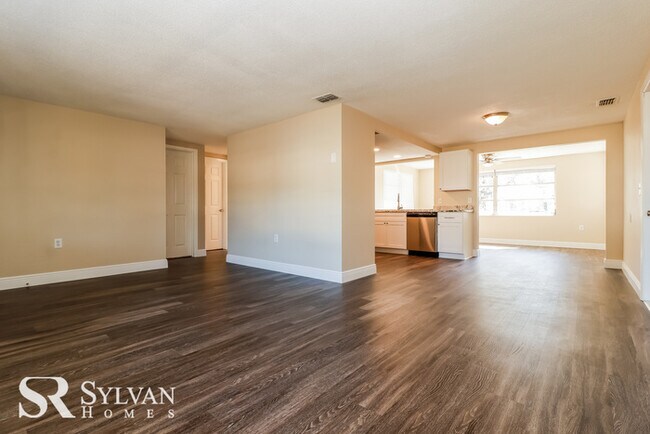 Building Photo - Spacious 2BR 1BA Hudson home now leasing!