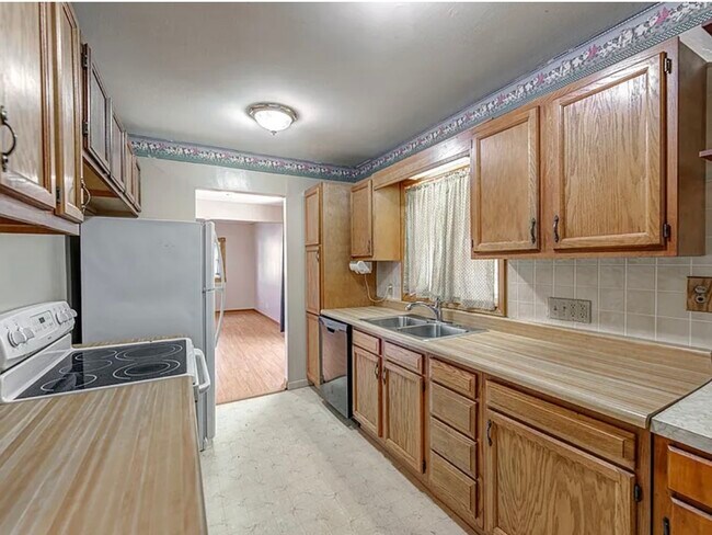 Kitchen - 1009 Apache Dr