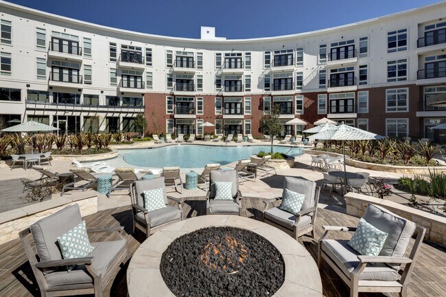 Foto del edificio - The Belvedere at Springwoods Village Apartments