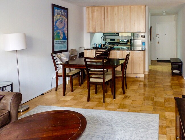Building Photo - 275 W 96th St