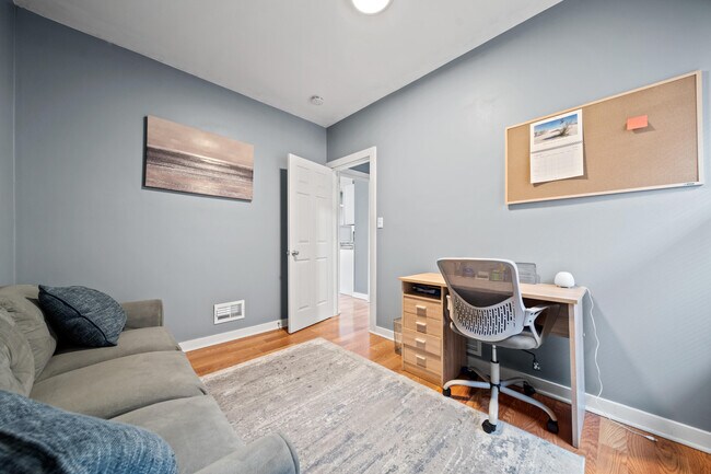 Foto del edificio - 1673 Calvert Ave