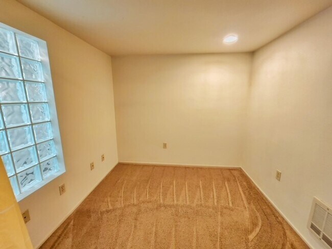 Foto del edificio - Spacious 1 Bed 1 Bath + Den Condo - Seattle