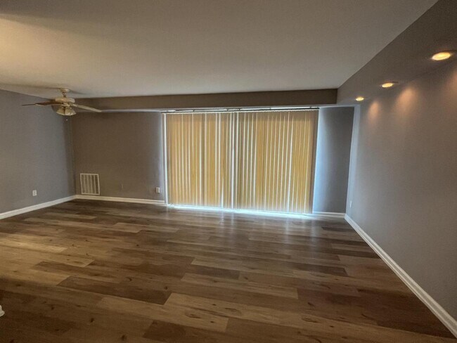 Foto del edificio - 205 Erin Way, Unit T2
