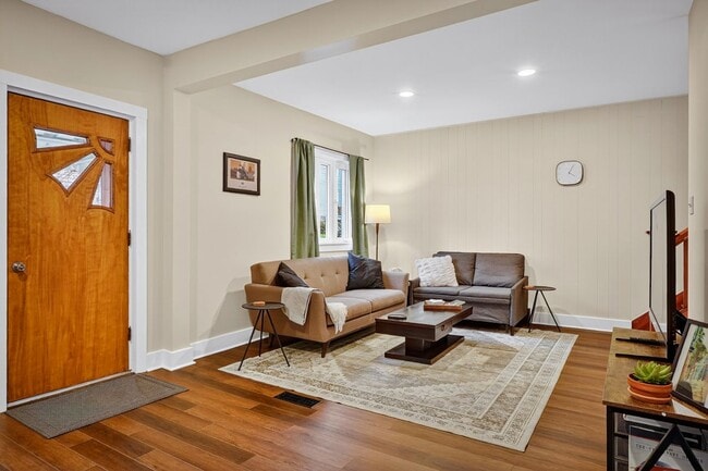 Building Photo - 3225 Mary St