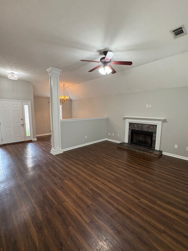 Foto del edificio - 918 Hallwood Ln