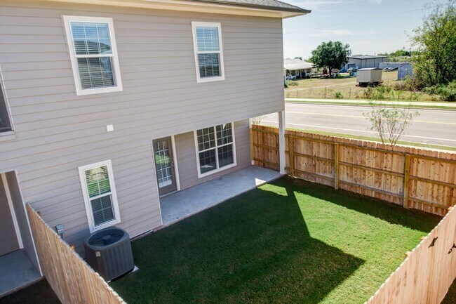 Building Photo - Gorgeous 3 Bed, 3.5 Bath Townhome Availabl...