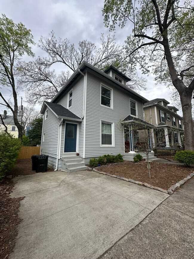 Building Photo - 1841-1843 Edgeland Ave