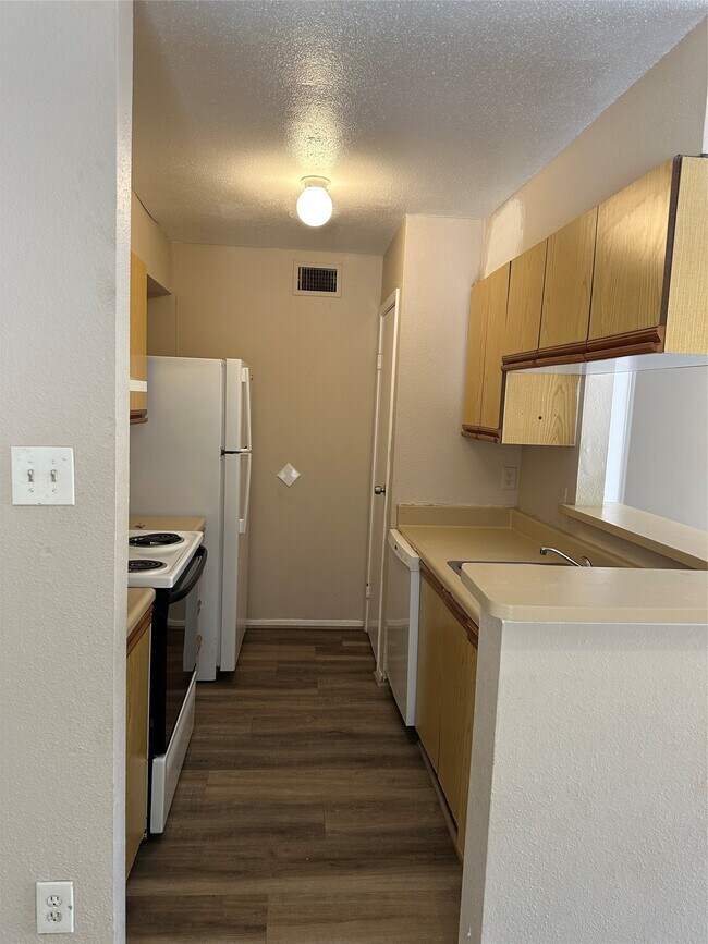 Foto del edificio - 10100 S Gessner Rd