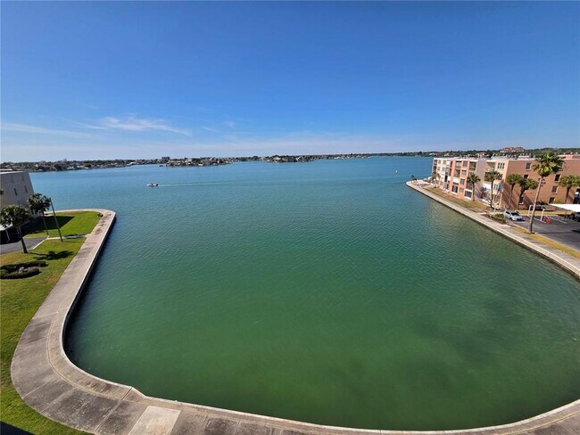 Building Photo - 7700 Sun Island Dr S