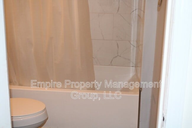 Building Photo - 2208 Kingswood Dr