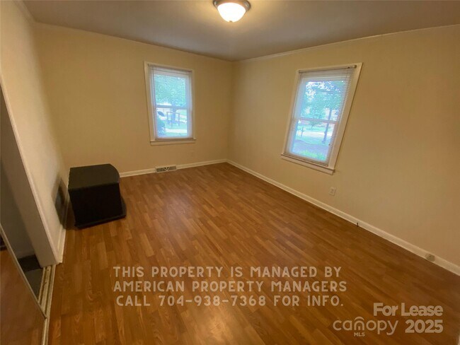 Building Photo - 508 Villa St