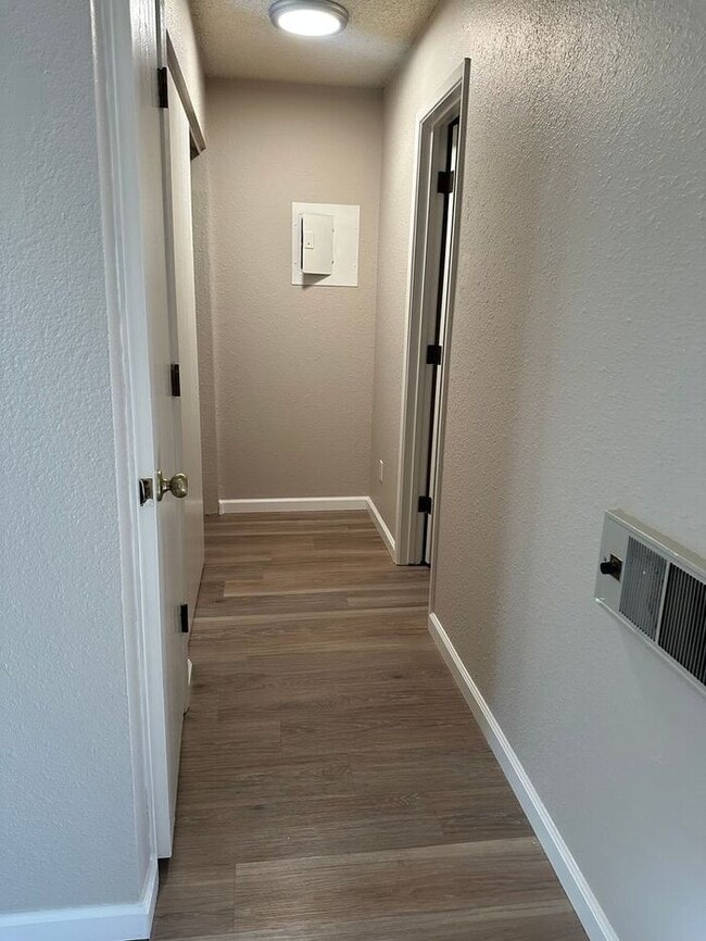 Building Photo - 516 11th St