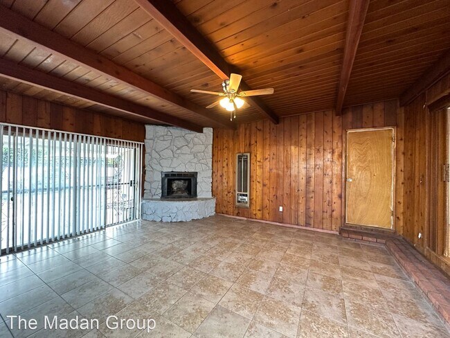 Foto del edificio - 2 br, 2 bath House - 9030 Flower St