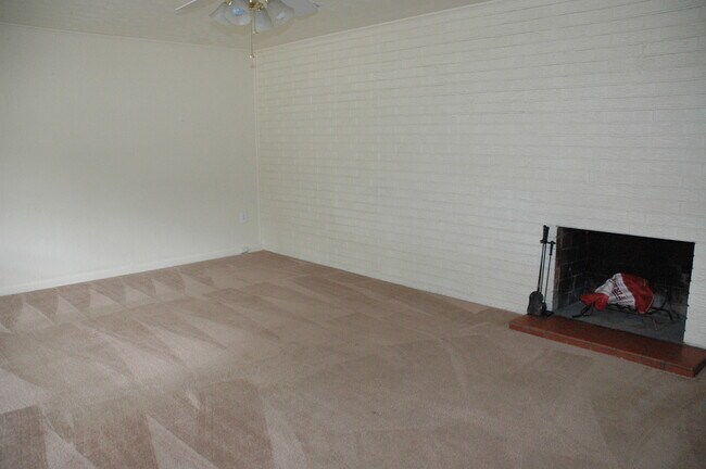Foto del edificio - Available Fall 2026! 3 Bed/2 Bath House Right off of NW 34th St. Close to UF