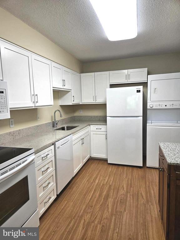 Building Photo - 15100 Interlachen Dr