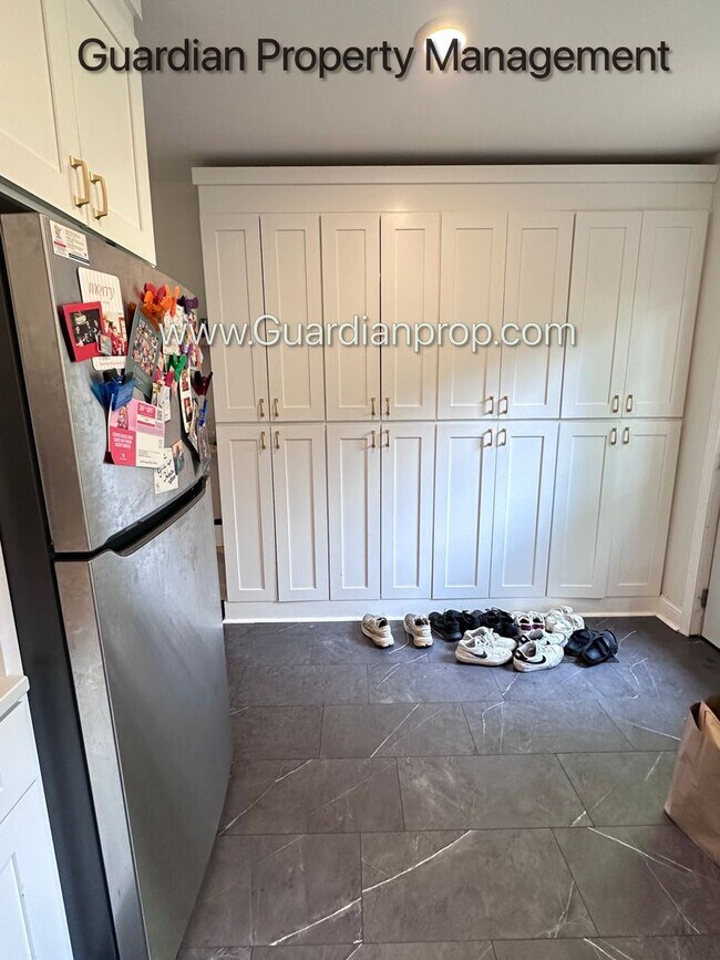 Building Photo - St Louis Park Single Family Home, Fenced Yard, Dishwasher, 1 Car Garage